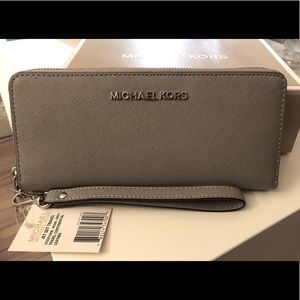 Michael Kors Jet Set Travel Continental Wallet